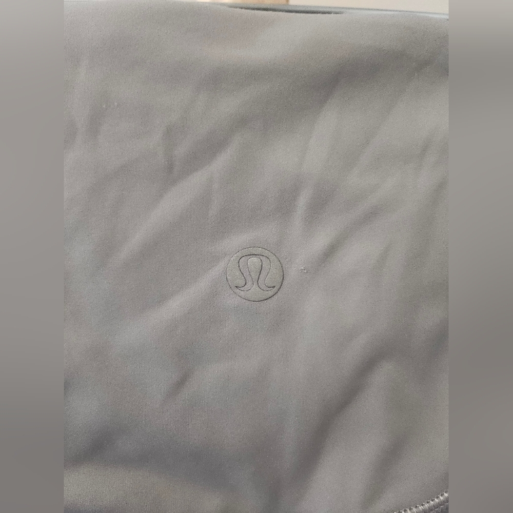 lululemon Gloss Trim High Rise Crop (17"), Size 8 - Picture 5 of 6